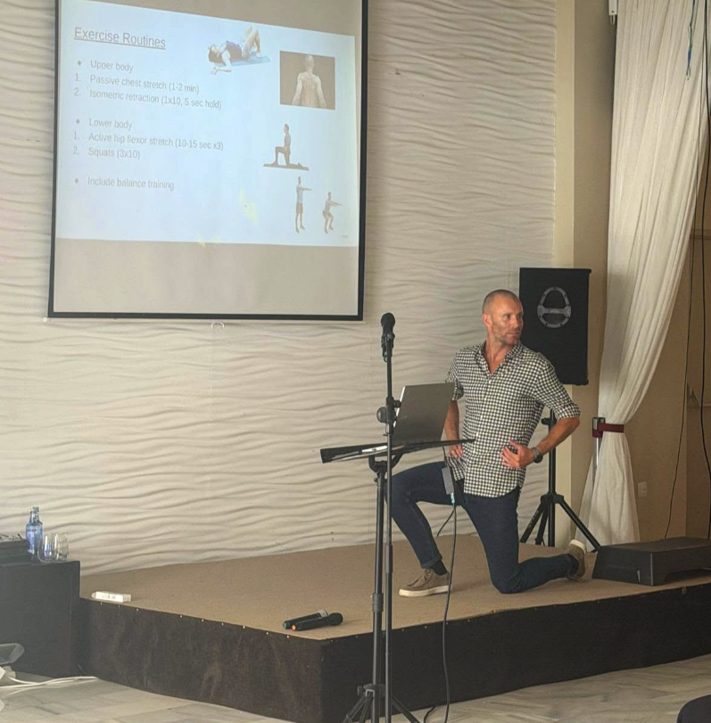 Niels Balslev giving a physiotherapy presentation to a seated audience