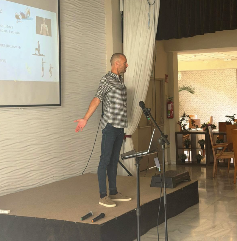 Niels Balslev giving a physiotherapy presentation to a seated audience
