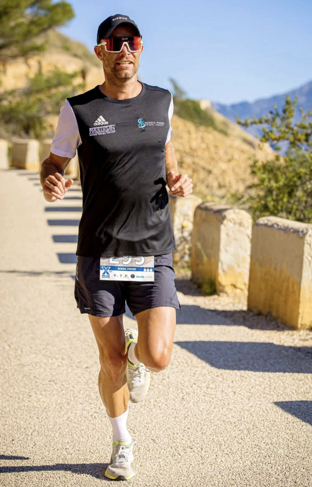 Niels Balslev running a road race in Nordic Physio kit